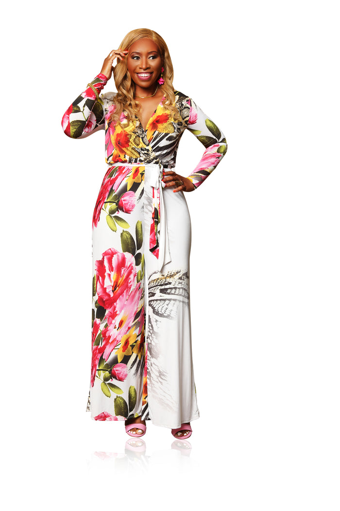 Floral jumpsuit with great stretch, featuring a cinched waist, wide-leg design, and detachable matching belt. Flattering silhouette for a comfortable and elegant look.